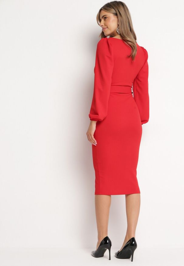 Born2be - Czerwona Dopasowana Sukienka Midi z Paskiem z Klamerką Jelira. Typ kołnierza: dekolt kopertowy. Kolor: czerwony. Materiał: materiał. Typ sukienki: kopertowe. Długość: midi