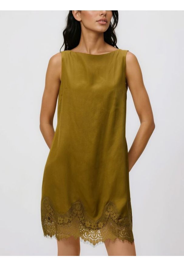 Reserved - Satynowa sukienka z koronką - oliwkowy. Kolor: oliwkowy. Materiał: koronka, satyna. Wzór: koronka. Typ sukienki: proste