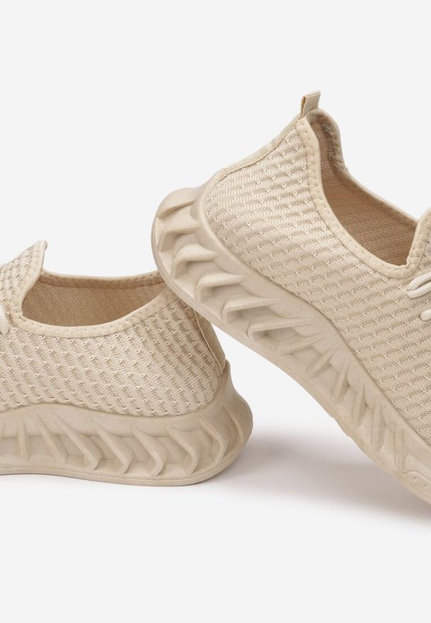 Renee - Beżowe Buty Sportowe Artous. Nosek buta: okrągły. Kolor: beżowy. Materiał: materiał. Szerokość cholewki: normalna. Wzór: aplikacja. Sport: bieganie, taniec