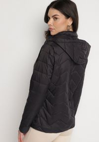 Born2be - Czarna Kurtka z Odpinanym Kapturem Pikowana Ariobia. Kolor: czarny #5