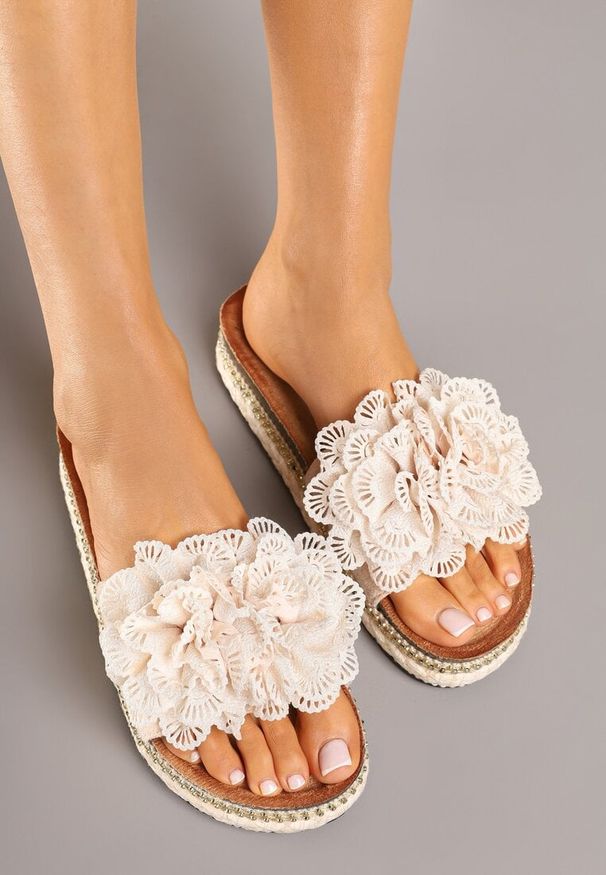 Born2be - Beżowe Klapki Zdobione Plecioną i Kwiatową Aplikacją Kinellea. Okazja: na spacer. Kolor: beżowy. Wzór: kwiaty, aplikacja. Sezon: lato. Styl: boho, elegancki