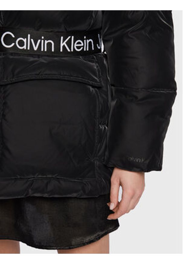 Calvin Klein Jeans Kurtka zimowa J20J219845 Czarny Oversize. Kolor: czarny. Materiał: syntetyk. Sezon: zima
