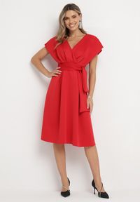 Born2be - Czerwona Rozkloszowana Sukienka Midi z Trójkątnym Dekoltem i Paskiem w Talii Tulika. Kolor: czerwony. Typ sukienki: kopertowe. Styl: elegancki. Długość: midi