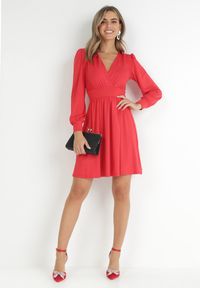Born2be - Czerwona Sukienka Kopertowa Taliowana Maecenus. Okazja: na co dzień. Typ kołnierza: dekolt w serek. Kolor: czerwony. Materiał: wiskoza. Typ sukienki: kopertowe. Styl: casual, elegancki #6