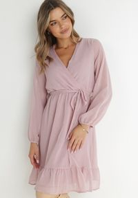 Born2be - Różowa Sukienka Pronestra. Kolor: różowy. Materiał: tkanina, materiał. Wzór: gładki. Typ sukienki: kopertowe. Styl: elegancki. Długość: mini #4