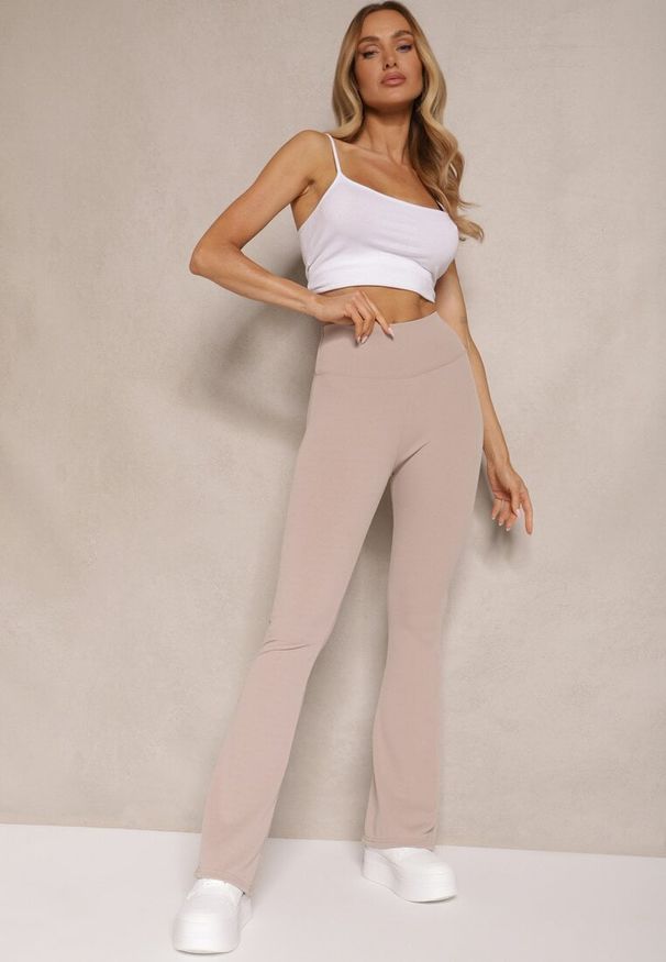 Renee - Beżowe Prążkowane Spodnie Typu Dzwony High Waist Farinia. Okazja: na co dzień. Stan: podwyższony. Kolor: beżowy. Materiał: prążkowany. Styl: casual