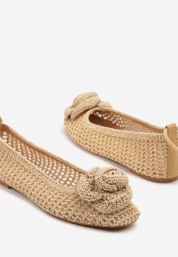 Renee - Brązowe Balerinki z Ażurową Cholewką Ozdobione Kwiatem 3D Cleiria. Kolor: brązowy. Materiał: jeans. Szerokość cholewki: normalna. Wzór: aplikacja, ażurowy, kwiaty. Styl: elegancki