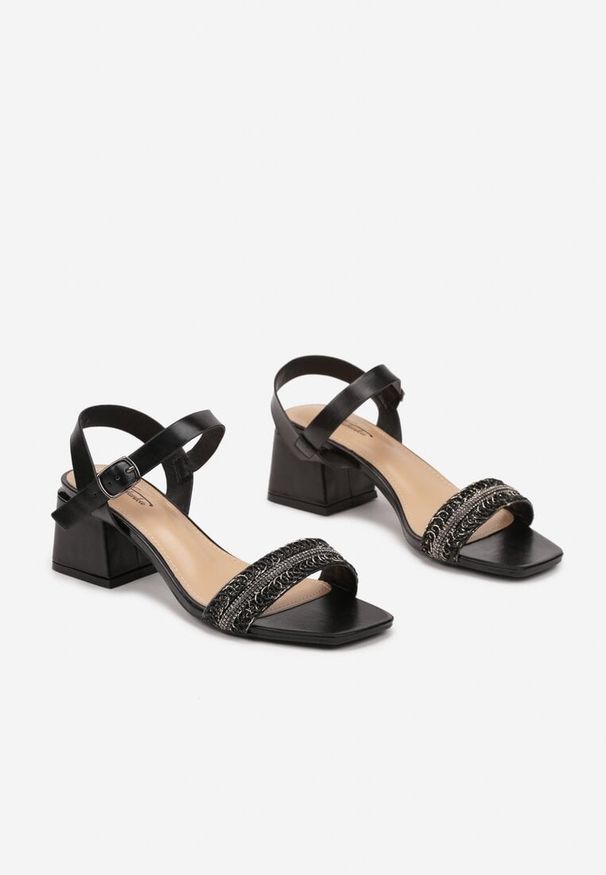 Renee - Czarne Sandały na Słupku z Paskiem w Stylu Boho z Cyrkoniami Mevelira. Okazja: na co dzień, na spacer. Zapięcie: pasek. Kolor: czarny. Wzór: aplikacja. Sezon: lato. Obcas: na słupku. Styl: boho. Wysokość obcasa: średni
