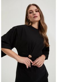 MOODO - Bawełniana bluzka z ozdobnym guzikiem czarna. Kolor: czarny. Materiał: bawełna #1