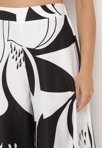 Born2be - Czarno-Białe Wiskozowe Spodnie z Szerokimi Nogawkami i Gumką w Pasie Torria. Okazja: na co dzień. Kolor: czarny. Materiał: wiskoza. Styl: elegancki, casual #7