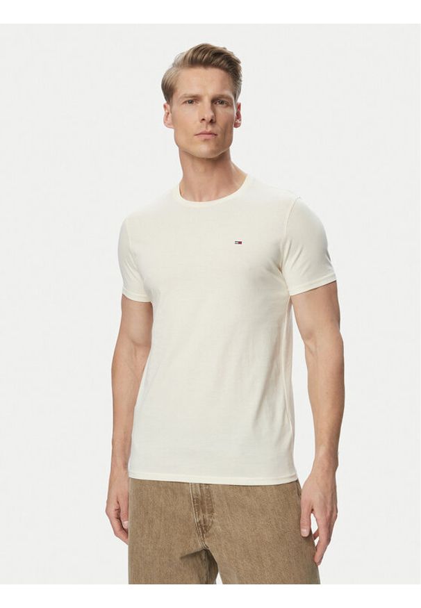Tommy Jeans T-Shirt DM0DM04411 Kremowy Slim Fit. Kolor: kremowy. Materiał: bawełna