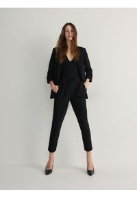Reserved - Gładkie spodnie z wiązaniem - czarny. Kolor: czarny. Materiał: dzianina. Wzór: gładki
