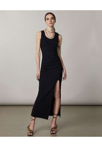 Patrizia Pepe - PATRIZIA PEPE - Czarna elastyczna sukienka z rozcięciem. Kolor: czarny. Materiał: tkanina. Typ sukienki: dopasowane