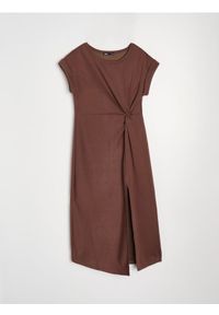 Sinsay - Sukienka midi z ozdobnym marszczeniem z domieszką wiskozy - brązowy. Kolor: brązowy. Materiał: wiskoza. Długość: midi #1