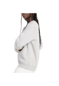 Bluza damska New Balance WT43526AG - szara. Okazja: na co dzień. Kolor: szary. Materiał: prążkowany, poliester, bawełna, dresówka. Styl: casual, klasyczny #1