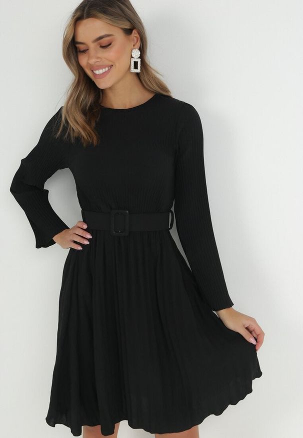 Born2be - Czarna Sukienka Plisowana z Paskiem Flyne. Kolor: czarny. Długość rękawa: długi rękaw. Styl: elegancki. Długość: mini