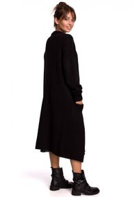 Polskie swetry - Długi sweter z kieszeniami ciepły kardigan o prostym fasonie czarny. Okazja: do pracy, na spacer, na co dzień. Kolor: czarny. Materiał: dzianina, akryl. Długość rękawa: długi rękaw. Długość: długie. Wzór: ze splotem. Styl: casual #2