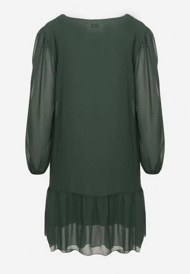 Born2be - Ciemnozielona Sukienka z Wiskozą o Prostym Kroju z Bufiastymi Rękawami i Falbanką u Dołu Ilila. Okazja: na co dzień. Typ kołnierza: dekolt w serek. Kolor: zielony. Materiał: wiskoza. Typ sukienki: proste. Styl: wizytowy, klasyczny, casual, elegancki