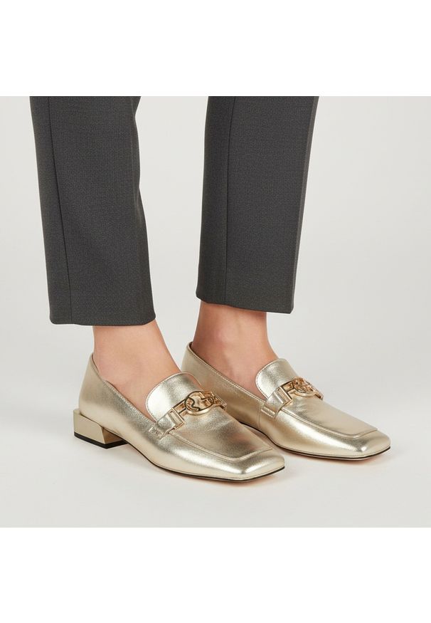 Półbuty damskie S.Barski, cholewka skóra naturalna metalizowana niski fason zaokrąglony nosek ozdobny metalowy element na podbiciu stabilny obcas blo. Kolor: złoty. Materiał: skóra. Szerokość cholewki: normalna. Obcas: na obcasie. Wysokość obcasa: średni