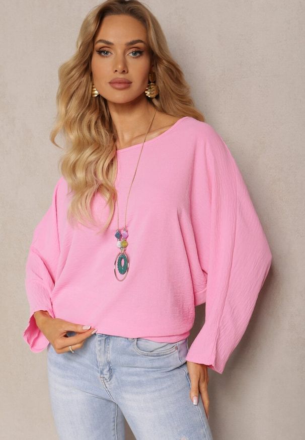 Renee - Różowa Bluzka o Fasonie Nietoperza z Naszyjnikiem Kenola. Kolor: różowy. Styl: elegancki
