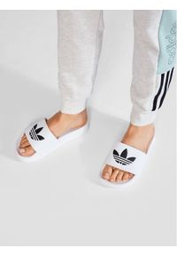 Adidas - adidas Klapki Adilette Lite FU8297 Biały. Kolor: biały. Materiał: skóra #1