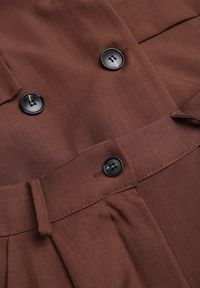 Renee - Brązowy Komplet Garniturowy Oversize Marynarka Dwurzędowa i Spodnie Wide Leg Tevilna. Kolor: brązowy. Wzór: aplikacja #5