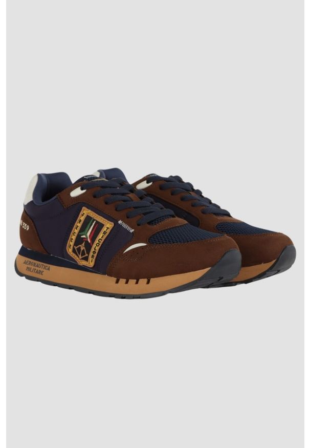 Aeronautica Militare - AERONAUTICA MILITARE Brązowe męskie sneakersy z naszywką Frecce Tricolori. Kolor: brązowy. Materiał: zamsz, tkanina. Wzór: aplikacja