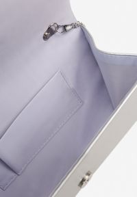 Born2be - Srebrna Torebka Kopertówka z Łańcuszkiem na Ramię Flevera. Kolor: srebrny. Materiał: skórzane. Styl: casual. Rodzaj torebki: na ramię