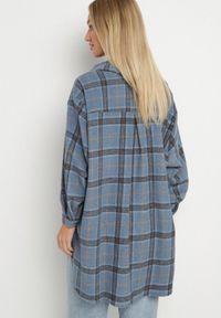 Born2be - Niebieska Koszula Oversize w Kratę z Przedłużonym Tyłem Sulicella. Okazja: na co dzień. Typ kołnierza: kołnierzyk klasyczny. Kolor: niebieski. Materiał: jeans, dzianina. Długość rękawa: długi rękaw. Długość: długie. Styl: klasyczny, casual #7