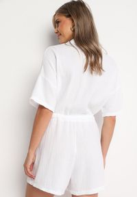 Born2be - Biały Muślinowy Kombinezon z Bawełny Wiązany w Talii z Guzikami Dlirena. Kolor: biały. Materiał: bawełna. Długość rękawa: krótki rękaw. Długość: krótkie. Styl: elegancki #4