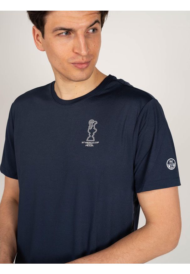 North Sails X Prada T-shirt "Foehn" | 45 2302 000 | T-shirt Foehn | Mężczyzna | Granatowy. Okazja: na co dzień. Kolor: niebieski. Materiał: poliester. Wzór: aplikacja, nadruk. Styl: casual