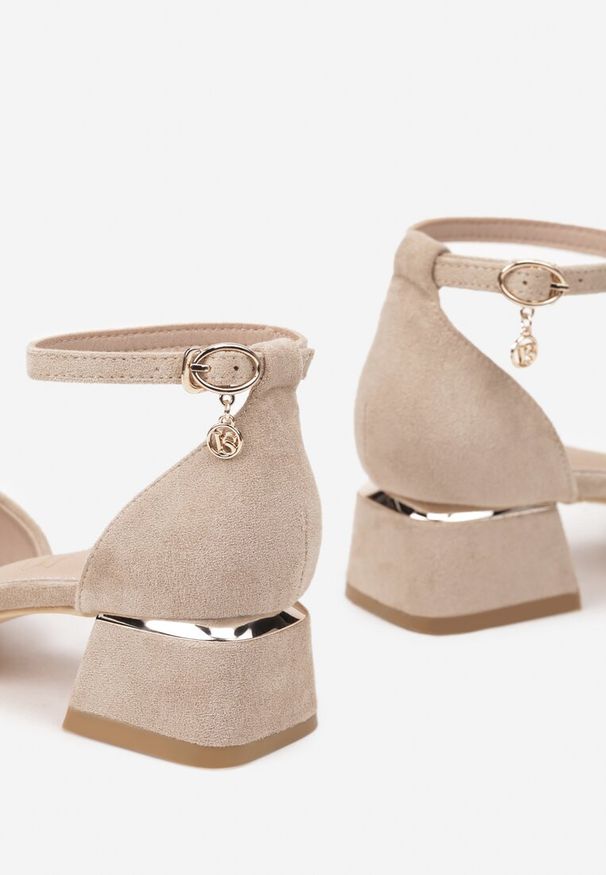 Renee - Ciemnobeżowe Czółenka Vices na Słupku z Wkładką ze Skóry Naturalnej i Paskiem Wokół Kostki Zolori. Okazja: na co dzień. Zapięcie: pasek. Kolor: beżowy. Materiał: skóra. Obcas: na słupku. Styl: casual, elegancki