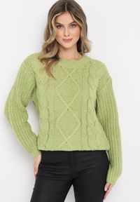 Born2be - Zielony Jednolity Sweter ze Ściągaczami i Klasycznym Splotem Loma. Kolor: zielony. Długość rękawa: długi rękaw. Długość: długie. Wzór: jednolity, ze splotem. Styl: klasyczny #5