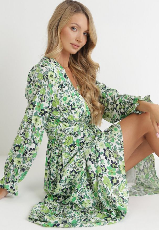 Born2be - Zielona Kwiecista Sukienka Maxi z Wiskozy z Gumką w Talii i Materiałowym Paskiem Alilline. Kolor: zielony. Materiał: materiał, wiskoza. Sezon: jesień, lato, wiosna. Typ sukienki: kopertowe. Długość: maxi
