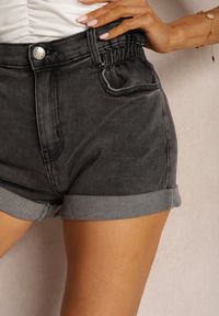 Renee - Czarne Bawełniane Szorty Jeansowe High Waist Wykończone Elastyczną Gumką w Talii Tinashas. Okazja: na co dzień. Stan: podwyższony. Kolor: czarny. Materiał: bawełna, jeans. Długość: krótkie. Styl: wizytowy, casual
