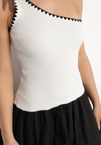 Born2be - Biała Asymetryczna Sukienka o Kroju Bombki z Kontrastującą Lamówką Amoiane. Okazja: na co dzień. Kolor: biały. Materiał: poliester. Typ sukienki: bombki, asymetryczne. Styl: elegancki, casual #3