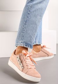 Born2be - Różowe Sneakersy Margaric. Nosek buta: okrągły. Kolor: różowy. Materiał: skóra. Wzór: aplikacja. Obcas: na płaskiej podeszwie #4