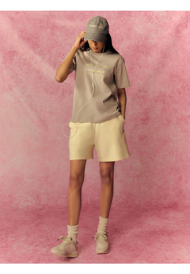 4f - 4F T-shirt loose z nadrukiem damski - beżowy S. Okazja: na co dzień. Kolor: beżowy. Materiał: materiał, jeans, bawełna, dresówka. Wzór: nadruk. Styl: casual