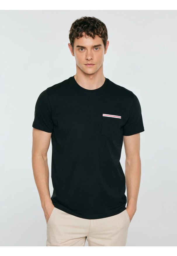 Big-Star - Koszulka męska z kieszonką czarna Toms 906. Okazja: na co dzień. Kolor: czarny. Materiał: dzianina, bawełna. Wzór: aplikacja. Styl: casual, klasyczny