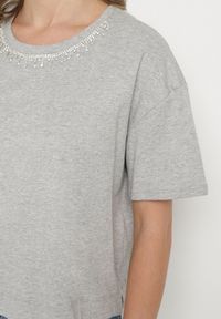 Born2be - Szary Bawełniany T-shirt Ozdobiony Cyrkoniami Fadelis. Okazja: na co dzień, na spotkanie biznesowe. Kolor: szary. Materiał: bawełna. Wzór: aplikacja. Styl: elegancki, biznesowy, casual #5