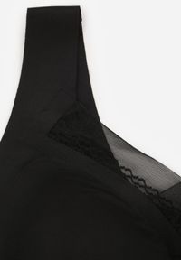 Renee - Czarny Sportowy Biustonosz z Usztywnieniem Ozdobiony Siateczkową Wstawką Edalissa. Kolor: czarny. Rodzaj stanika: wyciągane miseczki. Wzór: aplikacja #3