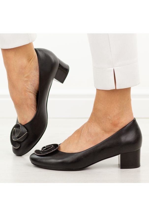 POTOCKI - Czarne czółenka damskie na obcasie Potocki 12769. Okazja: na co dzień, do pracy. Nosek buta: okrągły. Kolor: czarny. Szerokość cholewki: normalna. Materiał: skóra. Sezon: wiosna, lato, jesień. Obcas: na obcasie. Styl: casual, klasyczny, elegancki. Wysokość obcasa: średni