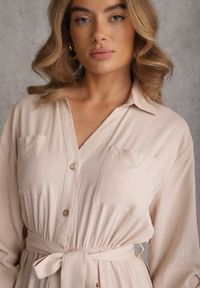 Renee - Jasnobeżowa Koszulowa Sukienka Utility z Bawełny z Wiązanym Paskiem w Talii Retona. Okazja: na co dzień. Kolor: beżowy. Materiał: bawełna. Sezon: lato. Typ sukienki: koszulowe. Styl: boho, glamour, casual #5