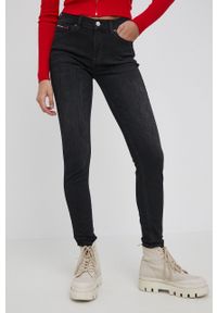 Tommy Jeans jeansy damskie medium waist. Kolor: czarny