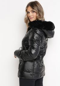 Born2be - Czarna Pikowana Kurtka z Kapturem z Futerkiem Flavara. Typ kołnierza: kaptur. Kolor: czarny. Materiał: futro #5