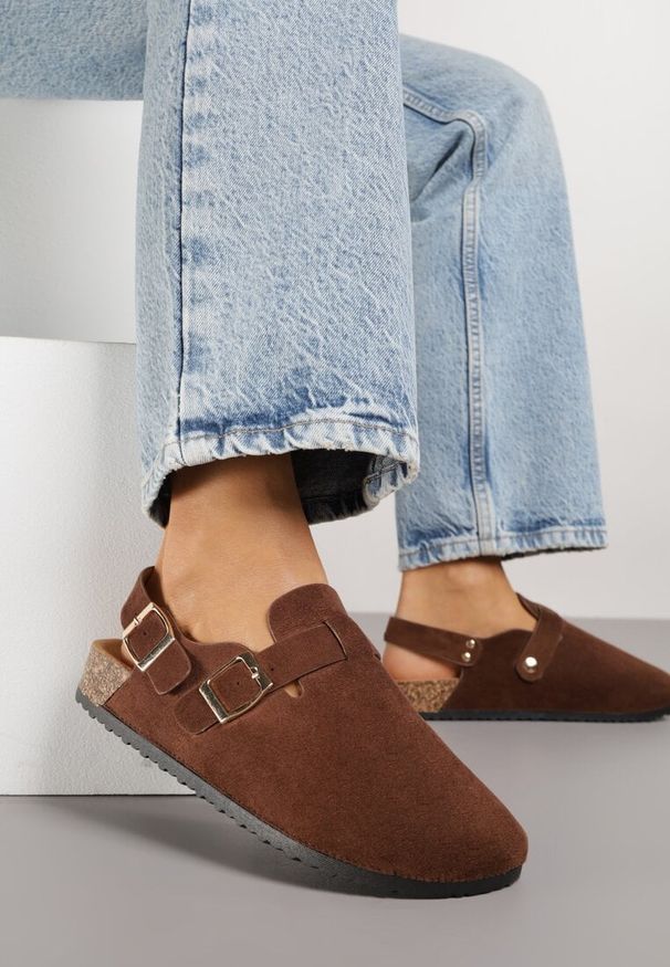 Renee - Brązowe Sandały Typu Chodaki z Klamrami Silvermore. Okazja: na co dzień. Zapięcie: klamry. Kolor: brązowy. Materiał: jeans. Styl: casual, street