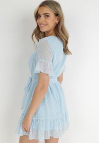 Born2be - Niebieska Sukienka Acalopei. Okazja: na imprezę. Typ kołnierza: dekolt w serek. Kolor: niebieski. Materiał: tkanina, materiał. Typ sukienki: trapezowe. Styl: wizytowy. Długość: mini