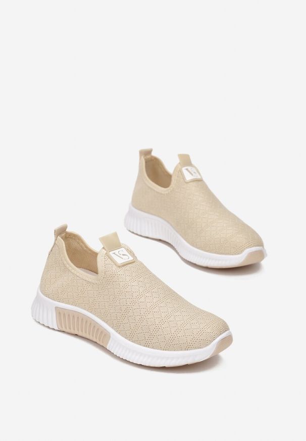 Renee - Beżowe Buty Sportowe Daemnessa. Zapięcie: bez zapięcia. Kolor: beżowy. Materiał: materiał, dresówka, jeans. Szerokość cholewki: normalna. Wzór: jednolity