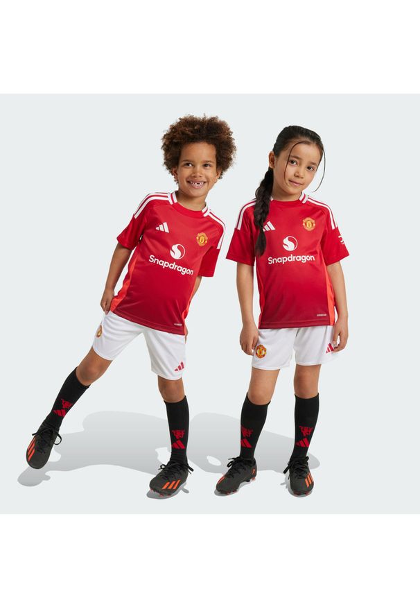 Adidas - Zestaw Manchester United 24/25 Home Mini Kids. Kolor: czerwony. Materiał: materiał. Sport: piłka nożna