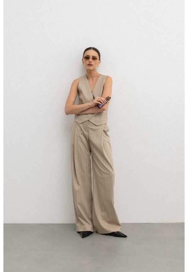 Marsala - Eleganckie spodnie w paski w kolorze BEIGE TONE - WIDE-XS. Okazja: na spotkanie biznesowe. Kolor: beżowy. Materiał: poliester. Wzór: paski. Styl: elegancki